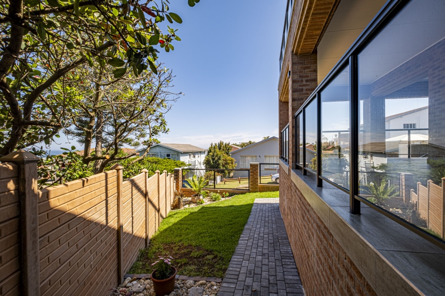 4 Bedroom Property for Sale in Wavecrest Eastern Cape